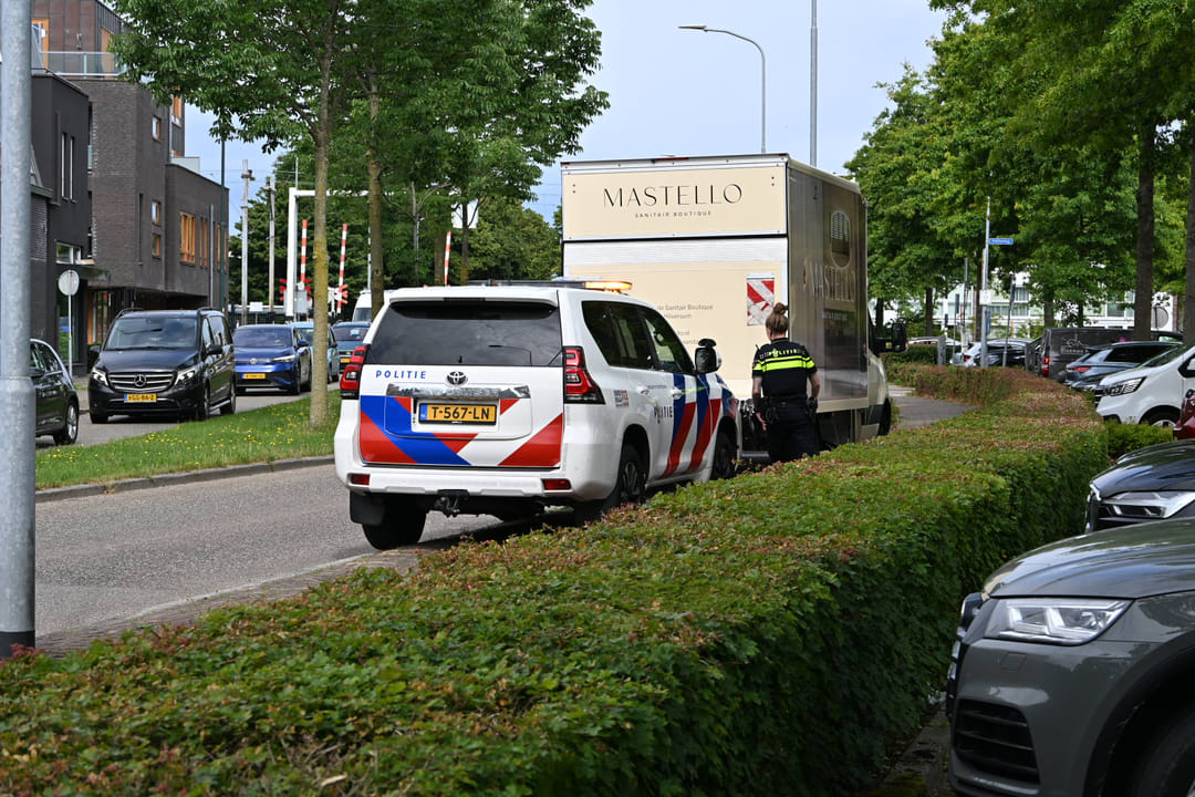 Lichtkrant valt van dak bij ongeval op de Zeeweg in Heiloo