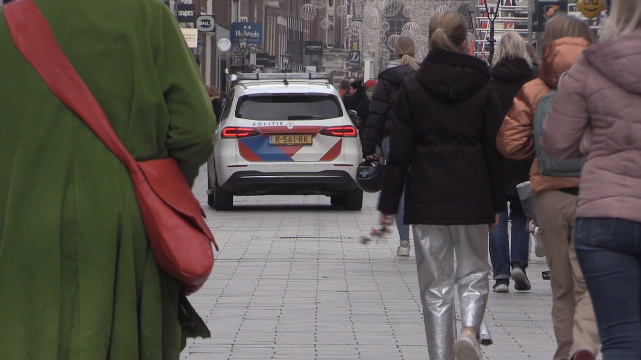 Voertuig rijdt drukke winkelstraat in Alkmaar na conflict