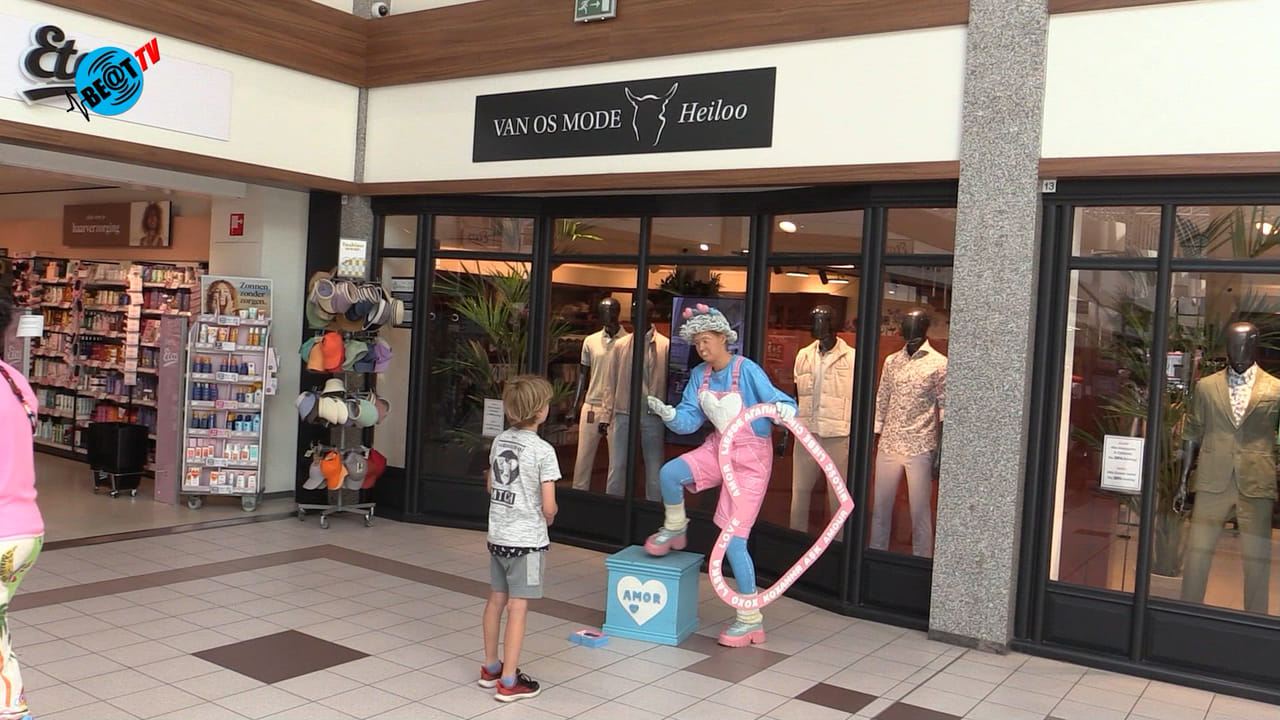 Levende standbeelden zorgen voor spektakel in winkelcentrum 't Loo (21 juni 2025)