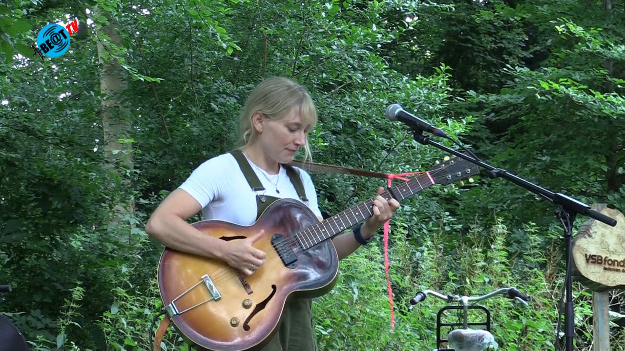 BEATFM - Drukte in Cultuurpark De Hout tijdens Podium onder de Boom festival  (22 juli 2024) - Televisie gemist