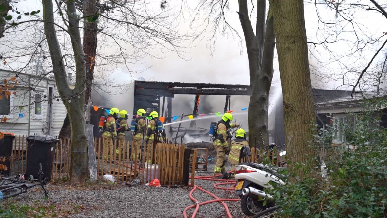Brand verwoest tuinhuis aan Groeneweg in Heiloo [FOTO'S & VIDEO]