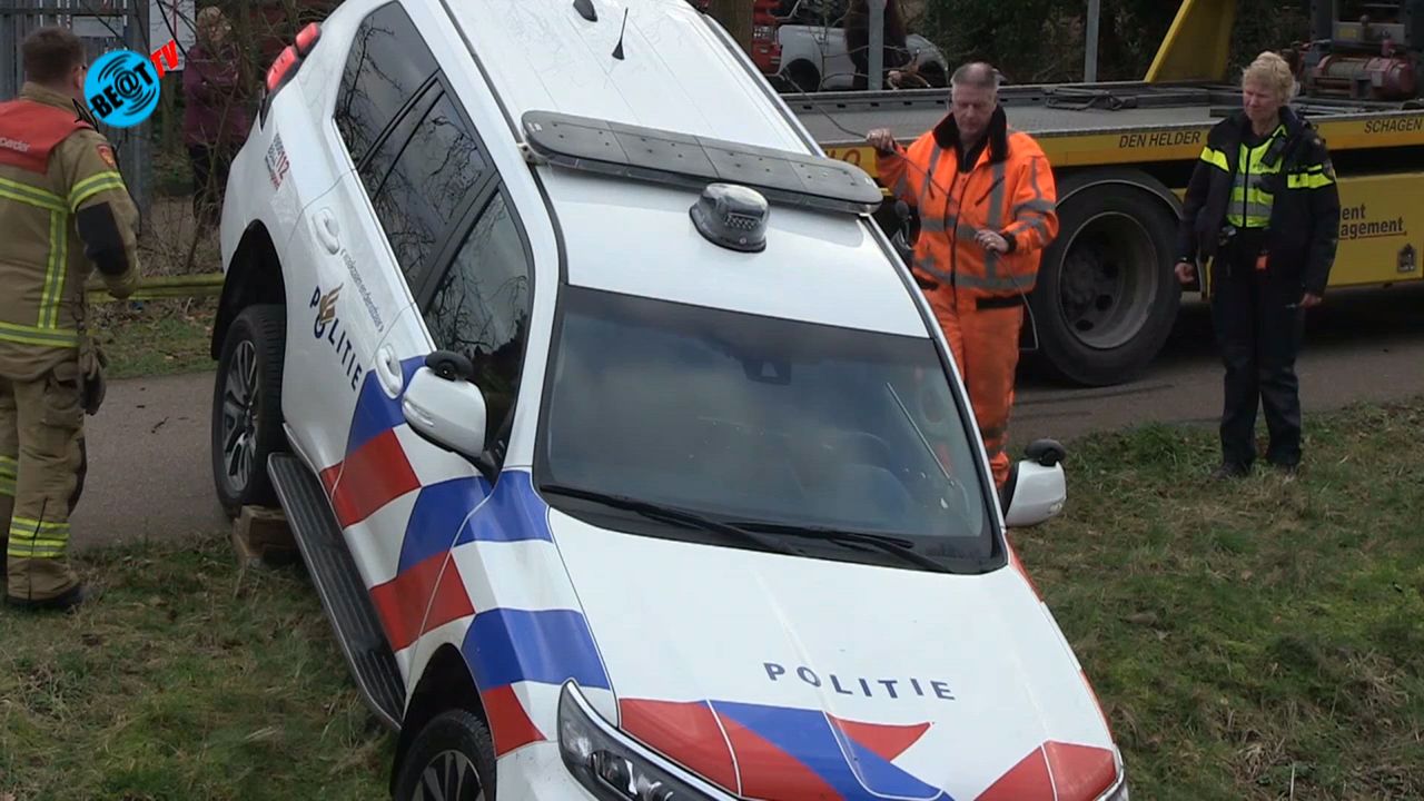 Auto en politiewagen te water langs Zeeweg in Castricum (17 februari 2024)