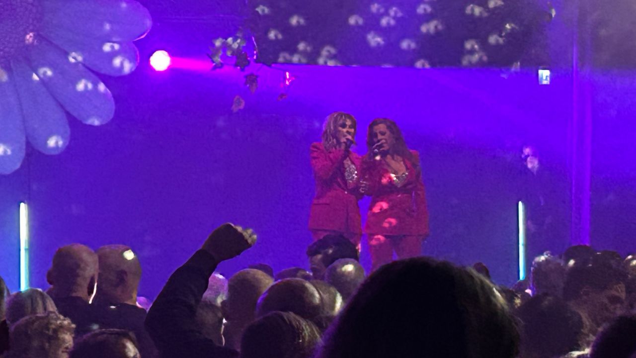 Publiek los op muziek Dolly Dots tijdens Club 40 in Alkmaar [FOTO'S & VIDEO]