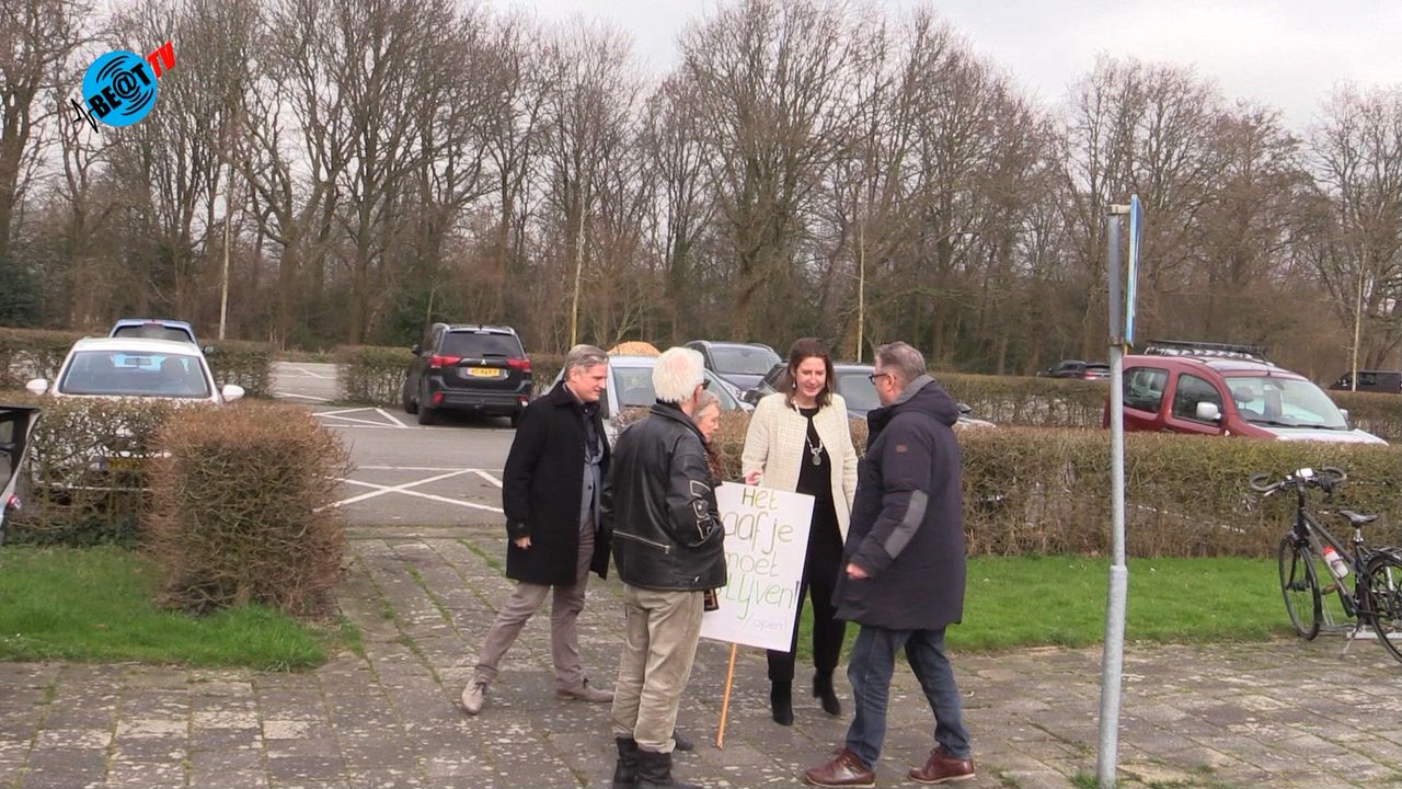 Actiegroep "Red Het Baafje" overhandigt handtekeningen aan wethouder en burgemeester Heiloo (28 februari 2024)