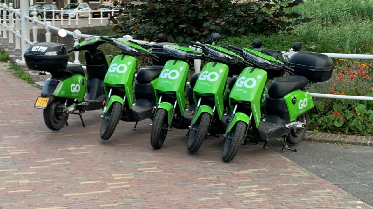 Meningen verdeeld over nieuwe GO-sharing scooters in Alkmaar
